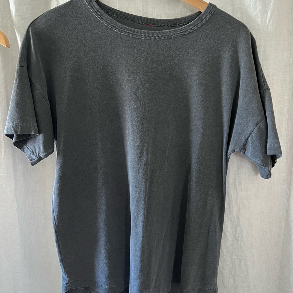 Le bon shoppe faded black tee